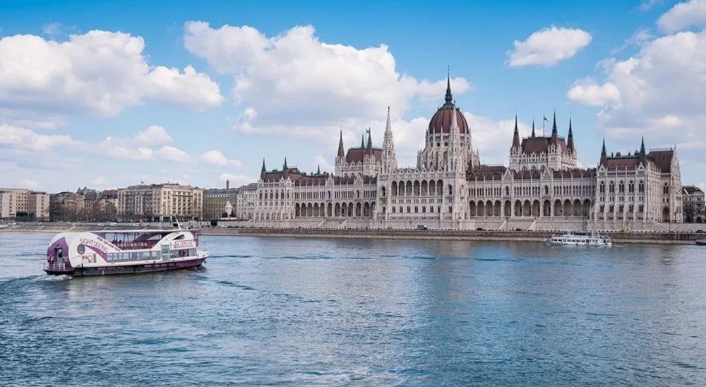 Прогулка на корабле по дунаю с ужином и шоу битва фортепиано